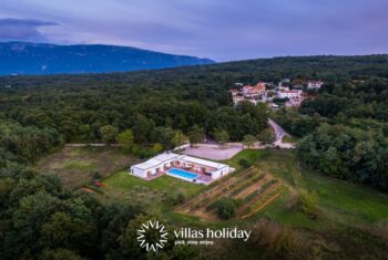 Villa with heated swimming pool and spacious garden in coastal Istria