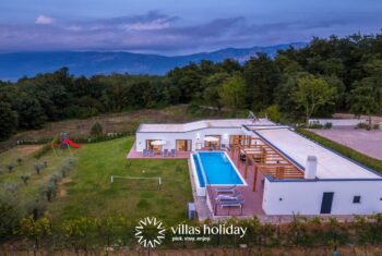 Villa with heated swimming pool and spacious garden in coastal Istria