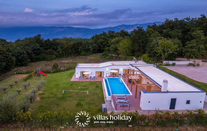 Villa with heated swimming pool and spacious garden in coastal Istria